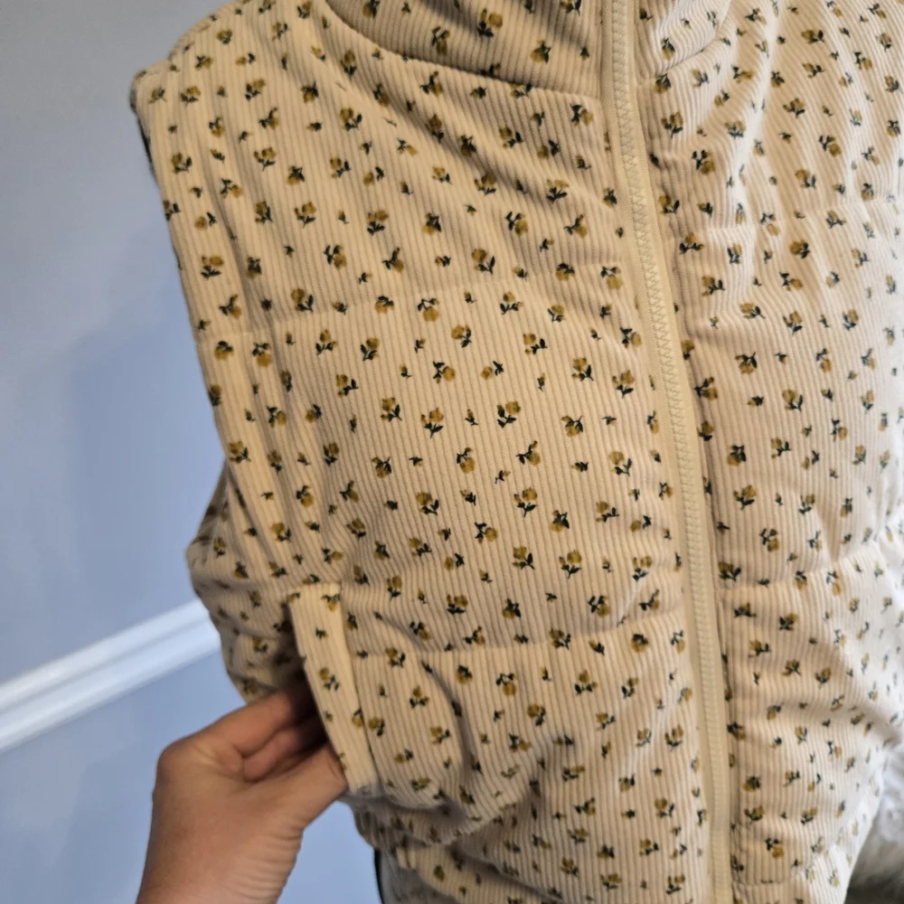 26 International Cream Floral Quilted Puffer Vest